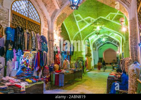 BUKHARA, UZBEKISTAN - Apr 30, 2019: Serata street vendite nel centro storico di Bukhara, Uzbekistan. Foto Stock