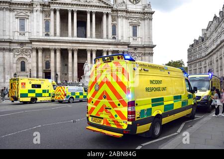 Londra, Inghilterra, Regno Unito. Interventi di emergenza in caso di un incidente presso la Cattedrale di St Paul, 2019. Le ambulanze e Incident Response di unità Foto Stock