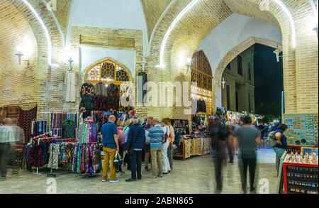 BUKHARA, UZBEKISTAN - Apr 30, 2019: Serata street vendite nel centro storico di Bukhara, Uzbekistan. Foto Stock