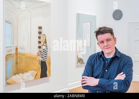 Londra, Regno Unito. 28 Nov 2019. Marcin Maciejowski con il suo lavoro - il primo spettacolo alla Galerie Thaddaeus Ropac, Londra dell'artista polacco Marcin Maciejowski. Galerie Thaddaeus Ropac, ospita spettacoli separati da due artisti simultaneamente. Credito: Guy Bell/Alamy Live News Foto Stock