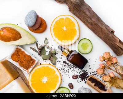 Self Care prodotti dalla naturale ingredienti organici. La medicina moderna, speziale. Burri, sapone, siero, scrub, fettine di arancia, avocado, pietre per Foto Stock