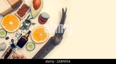 Self Care prodotti dalla naturale ingredienti organici. La medicina moderna, speziale. Burri, sapone, siero, scrub, fettine di arancia, avocado, pietre per Foto Stock