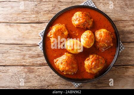 Doro Wat etiope Stufato di pollo bollito lentamente lentamente in una miscela di spezie robusto close-up in una piastra sul tavolo. Parte superiore orizzontale vista da sopra Foto Stock