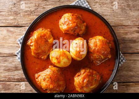 Doro wat realizzato da carne di pollo e uova sode è il più popolare del cibo tradizionale in Etiopia close-up in una piastra sul tavolo. Orizzontale vista superiore Foto Stock