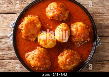 Doro Wat è stufato etiope di cosce di pollo con le uova in una salsa piccante di close-up in una piastra sul tavolo. Parte superiore orizzontale vista da sopra Foto Stock