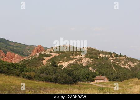 La casa storica di Henry Persse incastonato tra i drammatici standstone rosse formazioni e erbe della prateria lungo la fontana Valley Trail in Roxborough S Foto Stock