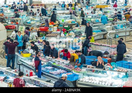 TASHKENT, UZBEKISTAN - Apr 27, 2019: Chorsu Bazaar nel centro della città vecchia di Tashkent, la città capitale di Uzbekistan Foto Stock