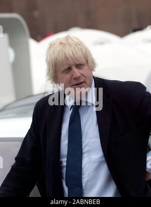 Boris Johnson presiede l apertura di ecovelocity, Britains prima a basso carbonio motor festival a Battersea Power Station 2011 Foto Stock