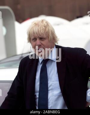 Boris Johnson presiede l apertura di ecovelocity, Britains prima a basso carbonio motor festival a Battersea Power Station 2011 Foto Stock