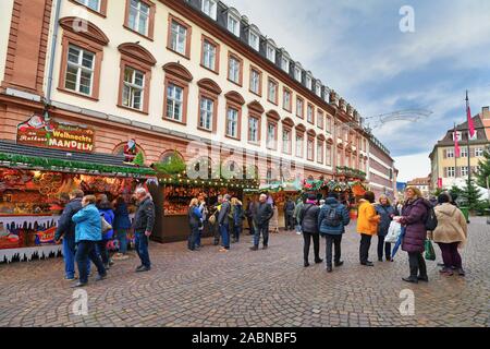 Heidelberg, Germania - Novembre 2019: vendite decorate cabine con passerby al tradizionale mercato di Natale nel centro storico della città di Heidelberg Foto Stock