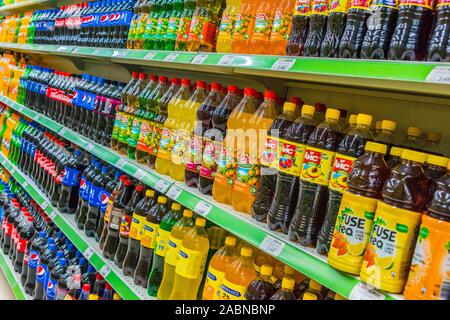 TASHKENT, Uzbekistan - 12 Maggio 2019: bottiglie con le più diffuse bevande analcoliche gassate visualizzato sullo scaffale di supermercato Foto Stock