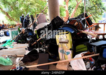Hong Kong. 28 Nov, 2019. Poliziotti di indagare sul campus della Hong Kong Polytechnic University (PolyU) a Hong Kong, Cina del sud, nov. 28, 2019. Per andare con 'Funzione: Hong Kong la polizia, vigili del fuoco inserire PolyU per indagine' Credit: Zhu Xiang/Xinhua/Alamy Live News Foto Stock