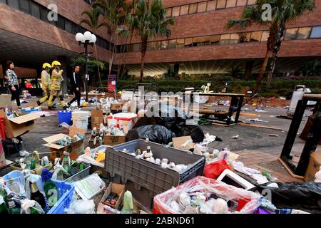 Hong Kong. 28 Nov, 2019. I vigili del fuoco di gestire oggetti pericolosi presso il campus della Hong Kong Polytechnic University (PolyU) a Hong Kong, Cina del sud, nov. 28, 2019. Per andare con 'Funzione: Hong Kong la polizia, vigili del fuoco inserire PolyU per indagine' Credit: Zhu Xiang/Xinhua/Alamy Live News Foto Stock