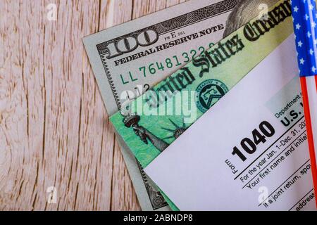 Stimolo economico ritorno fiscale controllo e noi 100 fatture del dollaro valuta Foto Stock