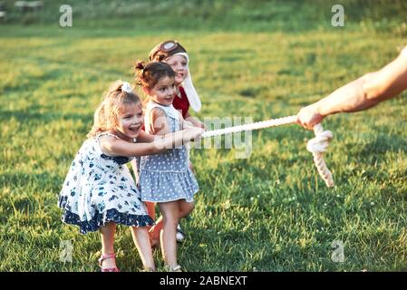 Tirando una corda gioco così divertente. Tutto questo è stato è simile per avere buoni genitori che amano la natura e azione Foto Stock