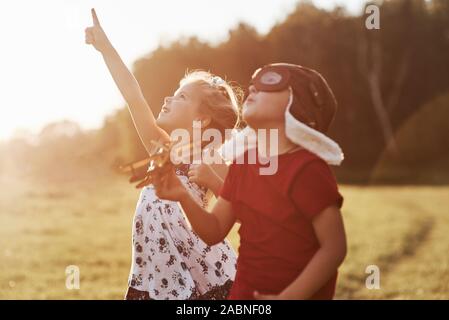 Chiedo kids guardando il cielo, che fingono di essere come veri piloti Foto Stock