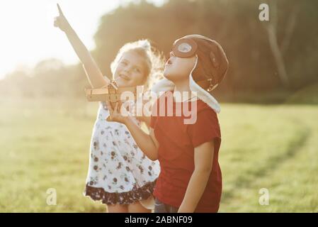 Guardate che. È quel piano. Chiedo kids guardando il cielo, che fingono di essere come veri piloti Foto Stock