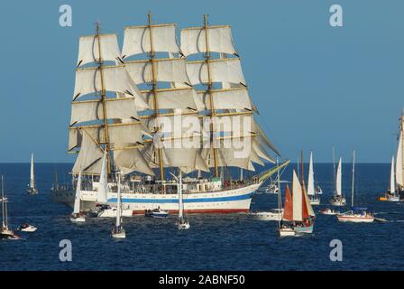 Tall Ships raccogliere in Falmouth per la Tall Ships Race. Foto Stock