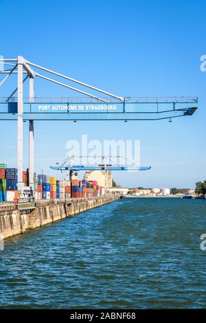 I due grandi container gru sul commercio dock nella parte nord di terminal per container del porto autonomo di Strasburgo, il secondo porto fluviale in Francia. Foto Stock