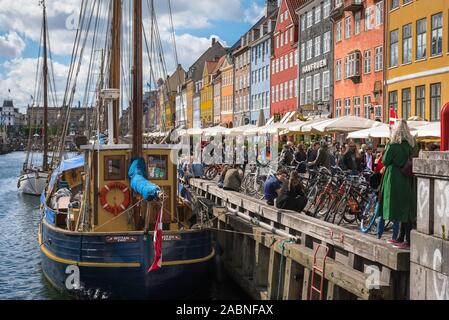 Nyhavn Copenhagen, vista di un molo in scena il coloratissimo Nyhavn area del porto di Copenhagen, Danimarca. Foto Stock