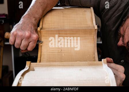 Troyes (Francia nord-orientale): Laurent Demeyere, chitarra maker specializzata in contrabbasso. Qui per fare un contrabbasso. Gesti e woodwo Foto Stock