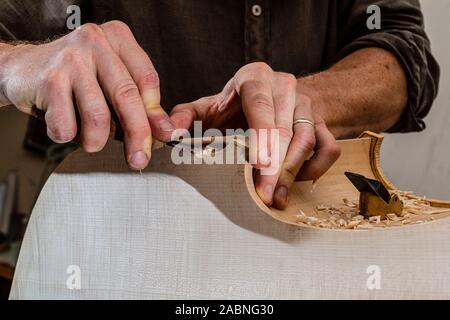 Troyes (Francia nord-orientale): Laurent Demeyere, chitarra maker specializzata in contrabbasso. Qui per fare un contrabbasso. Gesti e woodwo Foto Stock