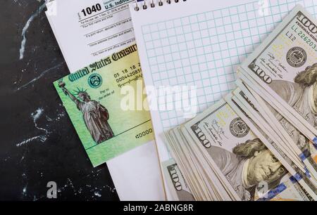 1040 Noi sotto forma di imposta, tassa di controllo di ritorno e il dollaro USA contanti valuta Foto Stock