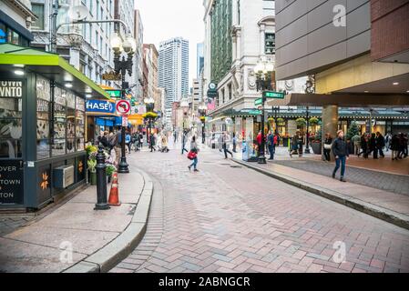 Boston, MA - Ottobre 17, 2019: vista di Washington Street con Old South Meeting House visibile in distanza Foto Stock