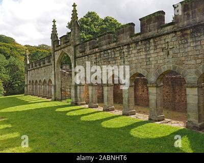 Arcuata della parete settentrionale del cervo racchiuso casa nel parco al castello vescovile, Bishop Auckland, County Durham,l'Inghilterra,UK Foto Stock