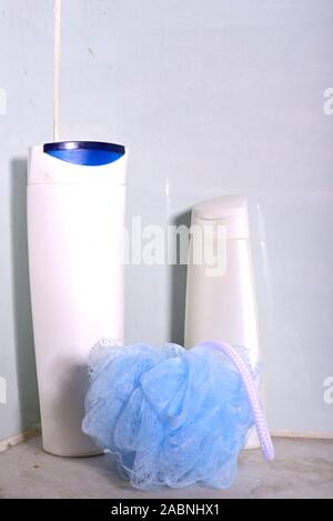 Set di cura della pelle, shampoo detergente e bottiglie e contenitori in un gabinetto Foto Stock