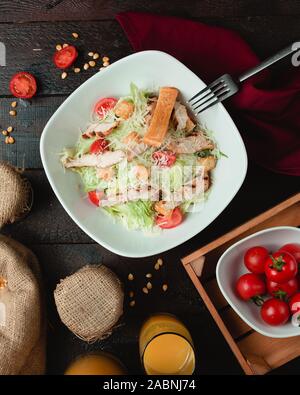 Classic caesar salad con croccante di cracker Foto Stock
