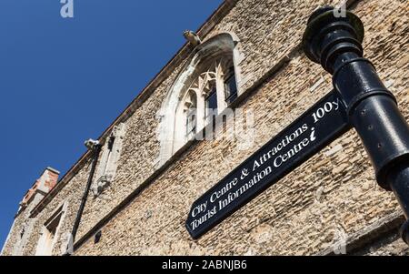 Informazioni turistiche di segno. Un tipico REGNO UNITO informazioni turistiche segno rivolto verso generic attrazioni nella città di Ely, Cambridgeshire. Foto Stock