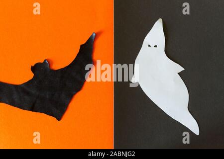 Hallooween diverse decorazioni realizzate dalla carta. Sfondo arancione Foto Stock