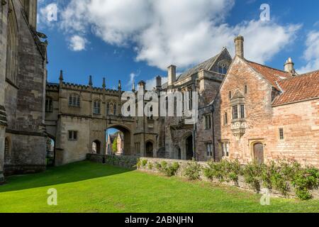 La storica Porta della catena si collega il Duomo con il vicario vicino a Wells, Somerset, Inghilterra, Regno Unito Foto Stock