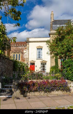 Estremamente stretta town house sulla cattedrale verde in pozzetti, Somerset, Inghilterra, Regno Unito Foto Stock
