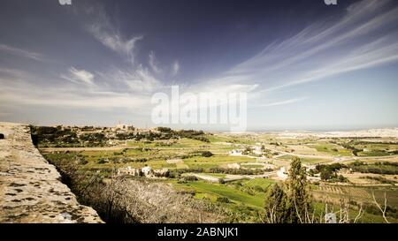 Malta rurale. Una vista attraverso i campi rurale della campagna Maltese su una luminosa e soleggiata giornata di primavera. Foto Stock