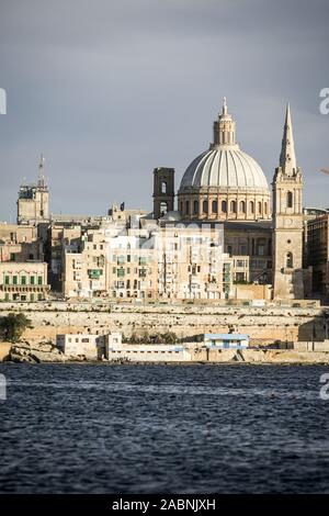 La Valletta, Malta. Una vista sul porto di Marsamxett dello skyline della capitale Maltese dominato dalla cupola della Cattedrale Anglicana di San Paolo. Foto Stock