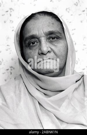 Ritratto di una donna anziana, Nottingham, Regno Unito 1990 Foto Stock