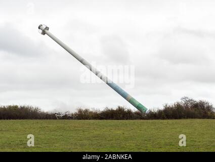 Hannover, Germania. 28 Nov, 2019. La torre della turbina eolica sulla Kronsberg cade poco dopo il contatto. In aprile 1990, uno del primo entroterra turbine eoliche in Bassa Sassonia, la Kronsberg turbina eolica della Stadtwerke Hannover, entrò in funzione. Alla fine del periodo di leasing, l'impianto non potrebbe più essere comandato presso il sito. Credito: Lucas Bäuml/dpa/Alamy Live News Foto Stock