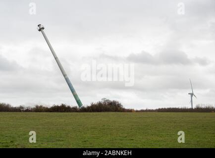 Hannover, Germania. 28 Nov, 2019. La torre della turbina eolica sulla Kronsberg cade poco dopo il contatto. In aprile 1990, uno del primo entroterra turbine eoliche in Bassa Sassonia, la Kronsberg turbina eolica della Stadtwerke Hannover, entrò in funzione. Alla fine del periodo di leasing, l'impianto non potrebbe più essere comandato presso il sito. Credito: Lucas Bäuml/dpa/Alamy Live News Foto Stock