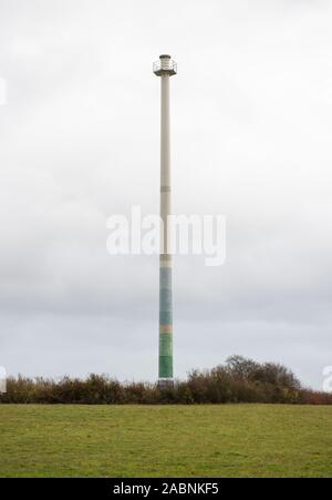 Hannover, Germania. 28 Nov, 2019. La torre della turbina eolica sulla Kronsberg prima della sabbiatura. In aprile 1990, uno del primo entroterra turbine eoliche in Bassa Sassonia, la Kronsberg turbina eolica della Stadtwerke Hannover, entrò in funzione. Alla fine del periodo di leasing, l'impianto non potrebbe più essere comandato presso il sito. Credito: Lucas Bäuml/dpa/Alamy Live News Foto Stock