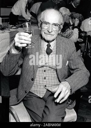 Ritratto di un uomo anziano avente un bicchiere di vino al giorno di Natale centro pasto, Nottingham, UK. Dicembre 1990 Foto Stock