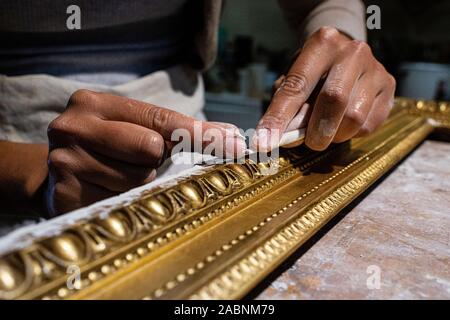 Geraudot (Francia nord-orientale): nell'Uwe Schaefer workshop, gilder lavora con foglia oro. Uwe Schaefer è specializzato in restauro, conserva Foto Stock