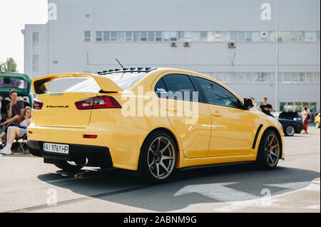 Kiev-28 luglio,2019: JDM car show all'aperto.sintonizzato deriva giapponese auto expo in estate.modificato Mitsubishi Lancer Evolution X veicolo con suspensio abbassata Foto Stock