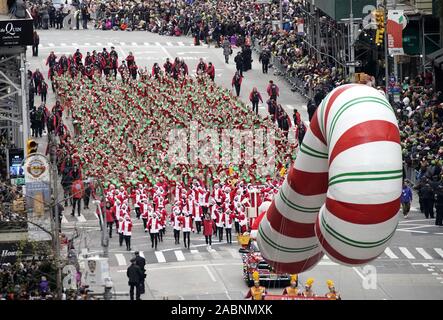 New York, Stati Uniti. 28 Nov, 2019. Una marching band rende la sua strada verso il basso il percorso della parata a 93Macy's Thanksgiving Day Parade di New York City il giovedì 28 novembre, 2019. La parata iniziato nel 1924, la legatura per il secondo più antico Thanksgiving Parade negli Stati Uniti di America's Thanksgiving Parade di Detroit. Foto di Giovanni Angelillo/UPI Credito: UPI/Alamy Live News Foto Stock