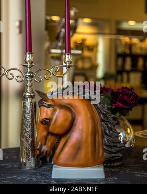 Testa di cavallo e figurine di candelabro in argento Foto Stock