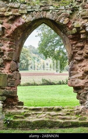 Una rovina Norman arco in pietra arenaria rossa pareti di Acton Burnell castello affacciato Shropshire terreni agricoli nella regione delle West Midlands in Inghilterra Foto Stock