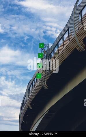 Segno di navigazione e la luce per le barche sul ponte span Foto Stock
