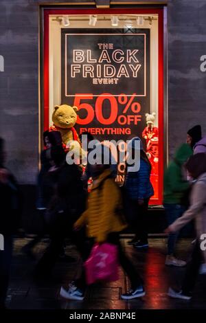 Oxford Street, Londra, Regno Unito. 28 Nov 2019. Gap - è la vigilia del Venerdì nero su Oxford Street e i dettaglianti stanno offrendo sconti significativi. Credito: Guy Bell/Alamy Live News Foto Stock