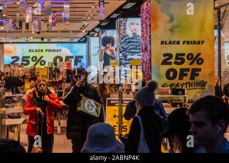 Oxford Street, Londra, Regno Unito. 28 Nov 2019. Top Shop - è la vigilia del Venerdì nero su Oxford Street e i dettaglianti stanno offrendo sconti significativi. Credito: Guy Bell/Alamy Live News Foto Stock